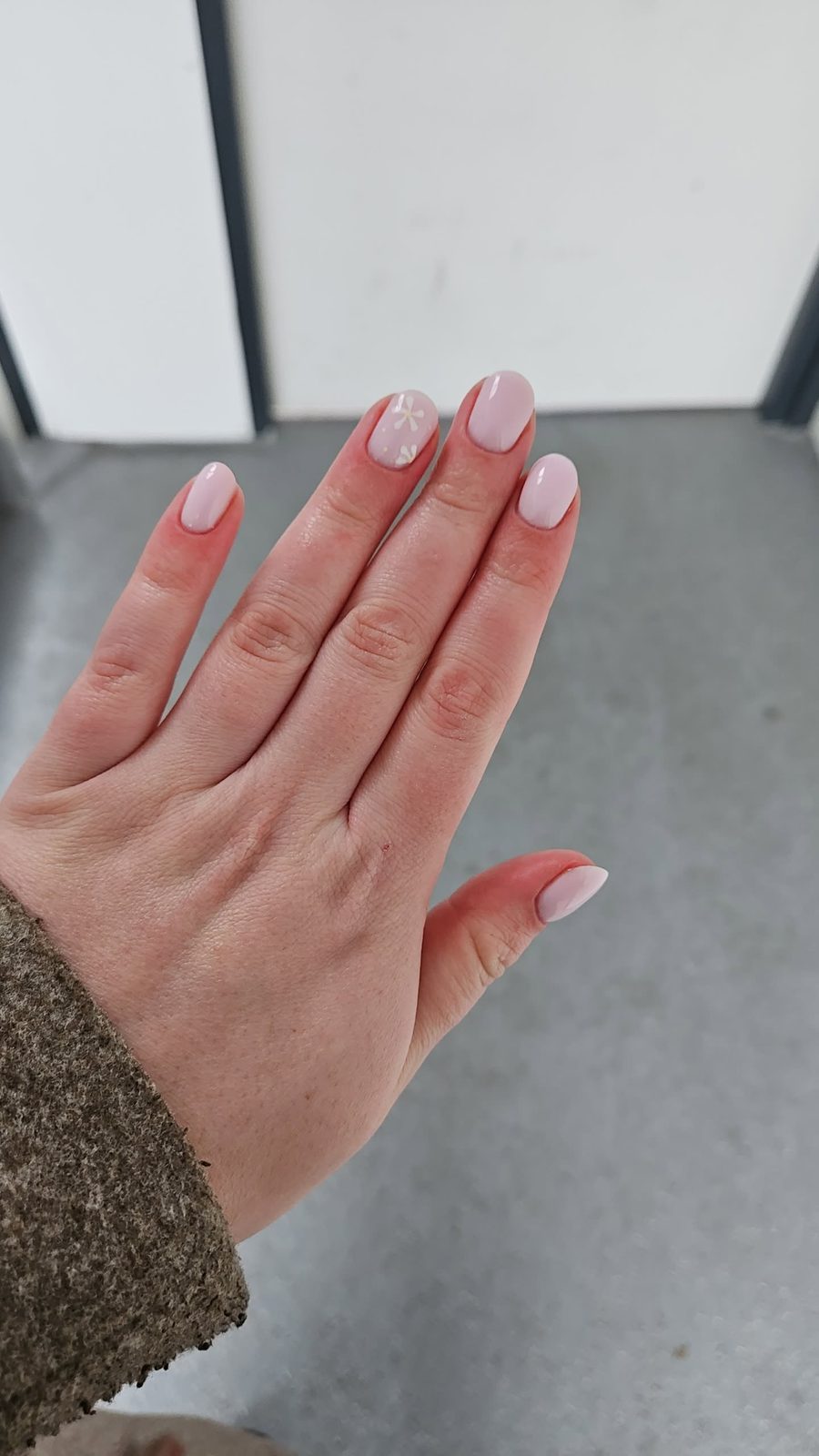 Lichtroze nagels met één glitternagel, gefotografeerd door Ilse
