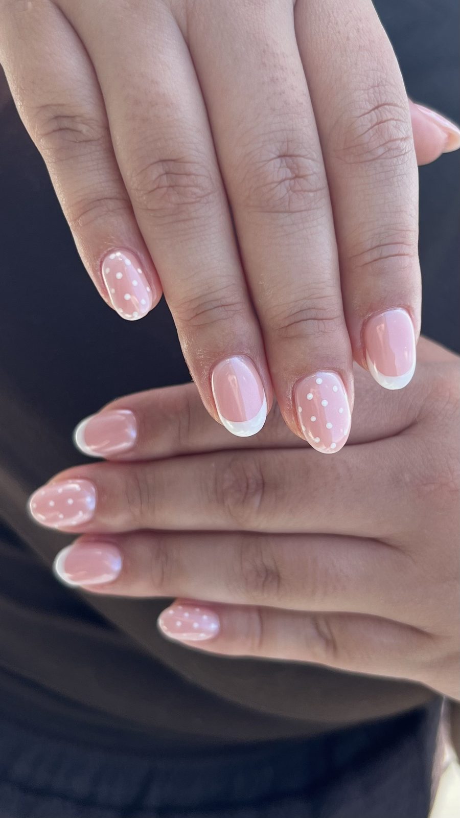Nude French met witte stippen op twee handen