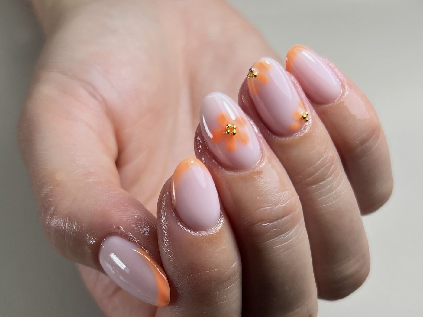 Melkwitte BIAB met oranje French en kleine gouden sterretjes, gezet door Laila